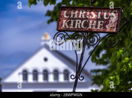 Putbus, Allemagne. 24 mai 2020. L'église du château dans le parc de Putbus sur l'île de Rügen, en mer Baltique. Rügen est la plus grande île allemande en termes de superficie et, avec une population d'environ 77,000 000 habitants, la plus peuplée. Credit: Jens Büttner/dpa-Zentralbild/ZB/dpa/Alay Live News Banque D'Images