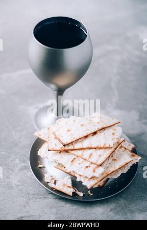 Coupe de vin juive kiddush pour la pâque avec matzot, pain matzo. Vacances à Pesah. Bannière avec espace de copie. Concept de communion chrétienne pour rappel Banque D'Images