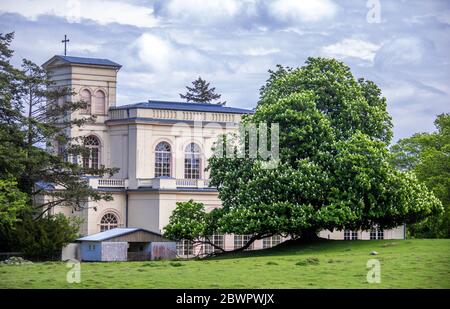 Putbus, Allemagne. 24 mai 2020. L'église du château dans le parc de Putbus sur l'île de Rügen, en mer Baltique. Rügen est la plus grande île allemande en termes de superficie et, avec une population d'environ 77,000 000 habitants, la plus peuplée. Credit: Jens Büttner/dpa-Zentralbild/ZB/dpa/Alay Live News Banque D'Images