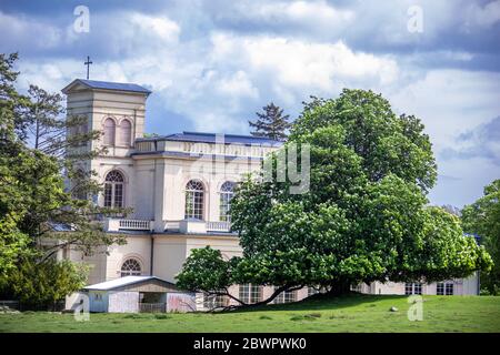 Putbus, Allemagne. 24 mai 2020. L'église du château dans le parc de Putbus sur l'île de Rügen, en mer Baltique. Rügen est la plus grande île allemande en termes de superficie et, avec une population d'environ 77,000 000 habitants, la plus peuplée. Credit: Jens Büttner/dpa-Zentralbild/ZB/dpa/Alay Live News Banque D'Images