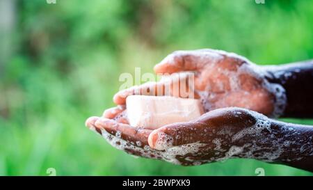 Homme africain utiliser du savon et se laver les mains Banque D'Images