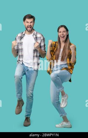 Dansant jeune homme et fille en jeans. Banque D'Images