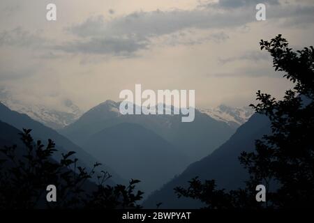 vue panoramique sur les montagnes de l'himalaya depuis le kedarnath, uttarakhand, inde. Banque D'Images