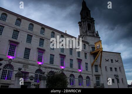 Leeds, Royaume-Uni, 2 juin 2020 : la photo nocturne de la salle civique de Leeds s'allume en violet à la mémoire de George Floyd situé dans le centre-ville de Leeds à mille Banque D'Images