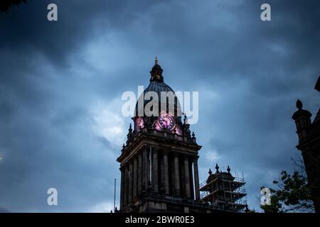 Leeds, Royaume-Uni, 2 juin 2020 : photo nocturne de l'hôtel de ville de Leeds, dans le centre-ville de Leeds, dans le West Yorkshire, au Royaume-Uni, dans la evenin Banque D'Images