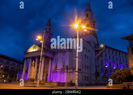 Leeds, Royaume-Uni, 2 juin 2020 : la photo nocturne de la salle civique de Leeds s'allume en violet à la mémoire de George Floyd situé dans le centre-ville de Leeds à mille Banque D'Images