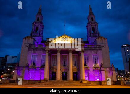 Leeds, Royaume-Uni, 2 juin 2020 : la photo nocturne de la salle civique de Leeds s'allume en violet à la mémoire de George Floyd situé dans le centre-ville de Leeds à mille Banque D'Images