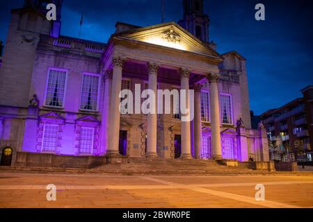 Leeds, Royaume-Uni, 2 juin 2020 : la photo nocturne de la salle civique de Leeds s'allume en violet à la mémoire de George Floyd situé dans le centre-ville de Leeds à mille Banque D'Images