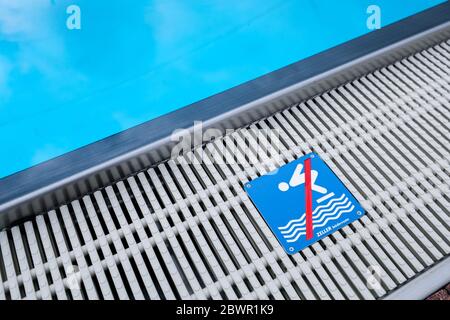 Chemnitz, Allemagne. 26 mai 2020. Un panneau vous avertit de ne pas sauter du bord de la piscine de la piscine extérieure de Gablenz. Les piscines en plein air de Chemnitz ouvrent à nouveau le 30 mai. En raison de la corona, cependant, le nombre de baigneurs sera limité et il ne sera pas possible de louer des chaises longues et des équipements sportifs. Crédit : Jan Woitas/dpa-Zentralbild/dpa/Alay Live News Banque D'Images