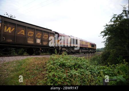 66204 et train traversant la rivière Ewenny peu de temps après avoir quitté l'usine Bridgend Ford. Banque D'Images