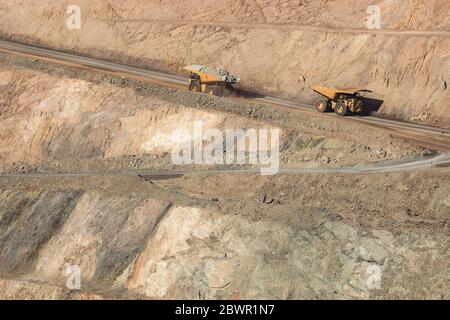 Kalgoorlie Australie occidentale 14 novembre 2019 : camions travaillant dans le Super Pit, une mine d'or de Kalgoorlie, Australie occidentale Banque D'Images