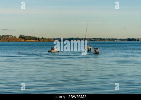 Bateaux sur l'île Bender dans le golfe du Morbihan. France. Banque D'Images