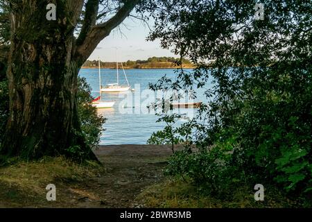 Bateaux sur l'île Bender dans le golfe du Morbihan. France. Banque D'Images