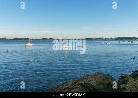 Bateaux sur l'île Bender dans le golfe du Morbihan. France. Banque D'Images