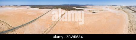 Vue aérienne de la route sur le lac rose sec sur le chemin de montagne Coolgardie-Esperance juste au nord de Norseman en Australie occidentale Banque D'Images