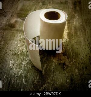 Rouleau de papier toilette sur fond de bois Banque D'Images