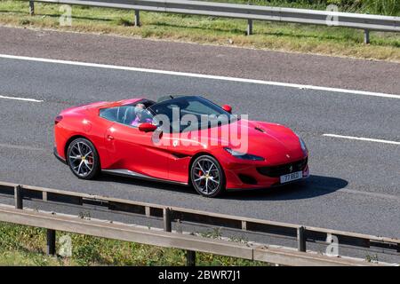 2020 rouge Ferrari Portofino S-A ; véhicules de circulation automobile, décapotables, cabriolet à toit rigide, ouvert, roadster, Cabriolets, voitures à toit rétractable conduisant des véhicules sur les routes britanniques, moteurs, motorisation sur l'autoroute M6 Banque D'Images