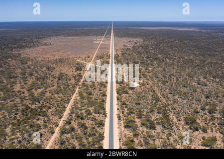 Vue en hauteur d'une longue route droite dans l'Outback de l'Australie occidentale Banque D'Images