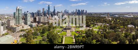 Melbourne Australie 4 février 2020 : image panoramique aérienne de la ville de Melbourne et du sanctuaire de la Rememberance jusqu'au stade AAMI fr Banque D'Images