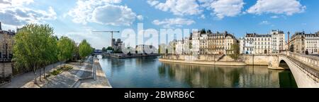 Paris, France - 9 avril 2020 : 24e jour de confinement à cause de Covid-19. Vue sur la cathédrale notre Dame et l'île Saint Louis. Il n'y a personne sur le TH Banque D'Images