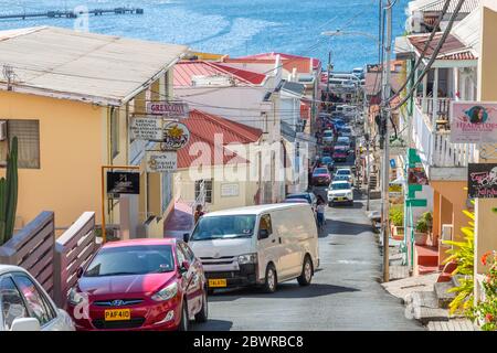 Vue sur la rue animée et la mer des Caraïbes, St George's, Grenade, les îles du vent, les Antilles, les Caraïbes, l'Amérique centrale Banque D'Images