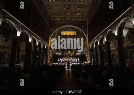 Vue intérieure de la basilique Saint-Pierre de Pérouse, Italie, volant un concert de musique classique Banque D'Images