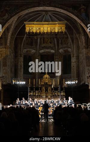 Vue intérieure de la basilique Saint-Pierre de Pérouse, Italie, volant un concert de musique classique Banque D'Images