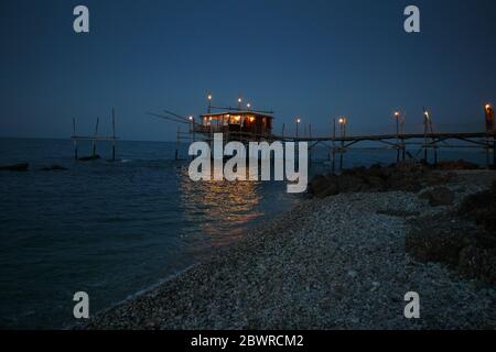 Vue nocturne d'un trabucco transformé en restaurant à San Vito Chietino, Abruzzes, Italie Banque D'Images