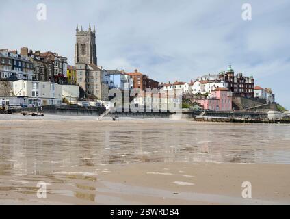 Vue sur Cromer, une station balnéaire de Norfolk vue depuis la plage est et montrant l'église et les bâtiments victoriens au-dessus de l'Esplanade Banque D'Images