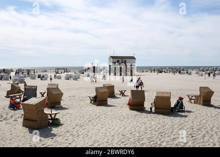 Saint-Peter Ording, Allemagne. 1er juin 2020. Des chaises de plage se trouvent sur la plage de Sankt Peter-Ording le lundi blanc, lorsque le soleil brille. En raison de la crise de la couronne sur Whitsuntide, St. Peter-Ording a été soumis à une interdiction des visiteurs de jour. Crédit : Bodo Marks/dpa/Alay Live News Banque D'Images