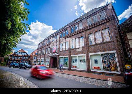 28 mai 2020, Mecklembourg-Poméranie occidentale, Dömitz: Dans les vitrines de l'ancien 'Rudolf Karstadt Kaufhaus', des photos de l'exposition de photos '50 ans Woodstock' sont accrochées. Dans le grand magasin, qui est vacant depuis des années, le spectacle ouvre sur 29.05.2020 avec des photos, de la musique et des vidéos sur le célèbre festival célébré en août 1969 dans l'État américain de New York. On y présente 160 photos sélectionnées par Elliott Landy, qui a été le photographe officiel du festival en 1969. Le bâtiment de 1926, qui était vide depuis près de 30 ans, était le deuxième bâtiment après le ma Banque D'Images