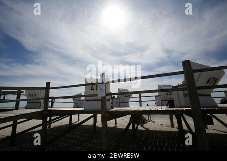 Saint-Peter Ording, Allemagne. 1er juin 2020. Des chaises de plage se trouvent sur la plage de Sankt Peter-Ording le lundi blanc, lorsque le soleil brille. En raison de la crise de la couronne sur Whitsuntide, St. Peter-Ording a été soumis à une interdiction des visiteurs de jour. Crédit : Bodo Marks/dpa/Alay Live News Banque D'Images