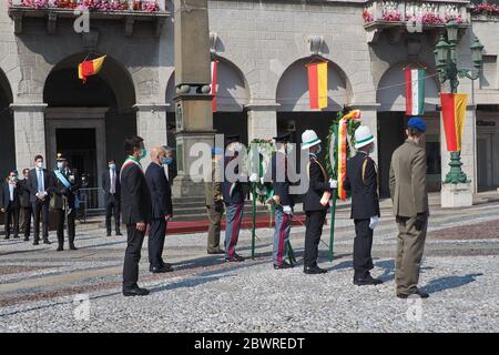 Bergame, Italie. 2 juin 2020. Le maire de Bergame Giorgio Gori et plusieurs autorités dans le domaine politique religieux et économique célèbrent la fête de la République le 2 juin sur la Piazza Vittorio Veneto à Bergame (photo de Luca Ponti/Pacific Press) crédit: Pacific Press Agency/Alay Live News Banque D'Images