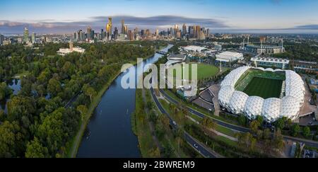 Melbourne Australie 2 février 2020 : vue panoramique aérienne du stade AAMI et du fleuve Yarra menant à la ville de Melbourne en arrière-plan Banque D'Images