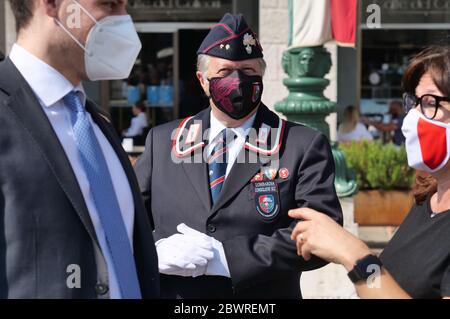 Bergame, Italie. 2 juin 2020. Le maire de Bergame Giorgio Gori et plusieurs autorités dans le domaine politique religieux et économique célèbrent la fête de la République le 2 juin sur la Piazza Vittorio Veneto à Bergame (photo de Luca Ponti/Pacific Press) crédit: Pacific Press Agency/Alay Live News Banque D'Images