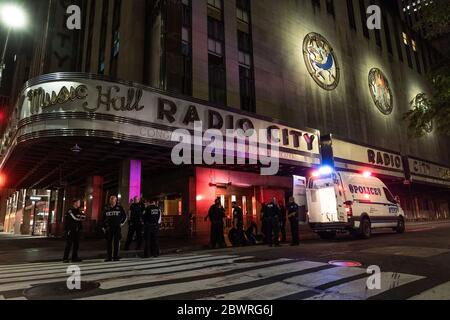 New York, NY -2 juin 2020: Des personnes ont été arrêtées après le couvre-feu pendant la pandémie COVID-19 et protestent contre la mort de George Floyd près du Rado City Music Hall Banque D'Images