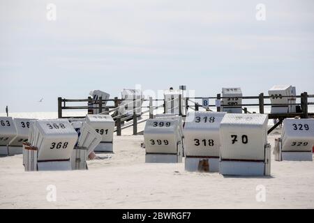 Saint-Peter Ording, Allemagne. 1er juin 2020. Des chaises de plage se trouvent sur la plage de Sankt Peter-Ording le lundi blanc, lorsque le soleil brille. En raison de la crise de la couronne sur Whitsuntide, St. Peter-Ording a été soumis à une interdiction des visiteurs de jour. Crédit : Bodo Marks/dpa/Alay Live News Banque D'Images