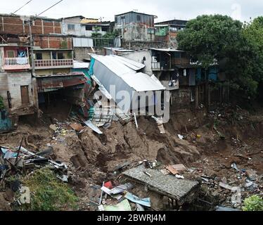 San Salvador, El Salvador. 2 juin 2020. Dommages causés par la tempête tropicale Amanda dans la Communauté de Nuevo Israël, dans la capitale du Salvador. La communauté est située sur les rives de l'Arenal qui, en raison des pluies intenses de dimanche et lundi, débordent et détruit de nombreuses maisons. Crédit: Carlos Diaz/Alay Live News. Banque D'Images