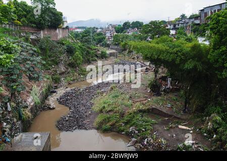 San Salvador, El Salvador. 2 juin 2020. Secteur de la rivière Arenal qui a été inondé par la tempête tropicale Amanda dans la Communauté de Nuevo Israël dans la capitale d'El Salvador. La communauté est située sur les rives de la rivière qui, en raison des pluies intenses de dimanche et lundi, a débordé et détruit de nombreuses maisons. Crédit: Carlos Diaz/Alay Live News. Banque D'Images