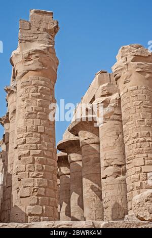 Grandes colonnes en grès à l'ancienne salle de style hypostyle égyptien du temple Karnak à Louxor Banque D'Images