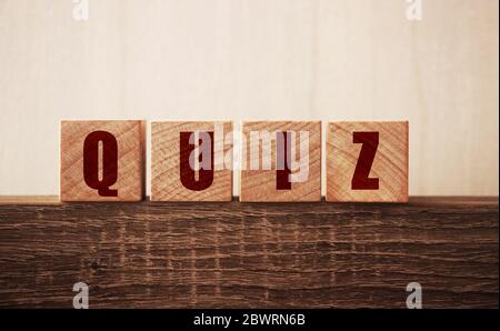 QUIZ sur une table en bois avec des blocs de construction Banque D'Images