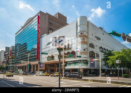 Taipei, Taïwan - 1er juin 2020 : quartier commerçant de Nanxi près de la station de métro Zhongshan, avec trois grands magasins et de nombreuses boutiques pittoresques et stylis Banque D'Images