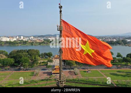 Drapeau vietnamien survolant l'entrée de la ville impériale de Hue Banque D'Images