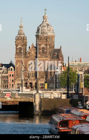 La basilique Saint-Nicolas d'Amsterdam se trouve dans le quartier du Vieux Centre, à côté de la gare centrale. Banque D'Images