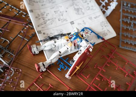 Bangkok, Thaïlande - 31 mai 2020 : Gunpla, le kit de modèle en plastique de Gundam, une série d'animation japonaise, a été assemblé. Banque D'Images