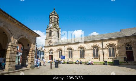 L'église paroissiale de Saint-Giles, place du marché et ancien bâtiment du marché à Pontefract, West Yorkshire Banque D'Images