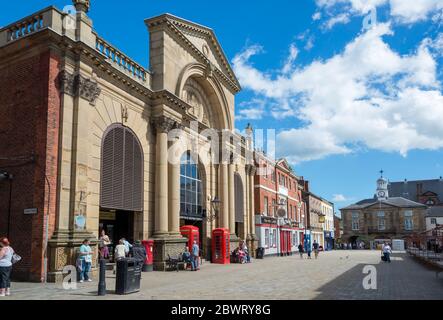Passez devant la salle du marché le long de la place du marché en direction de la mairie de Pontefract, West Yorkshire Banque D'Images