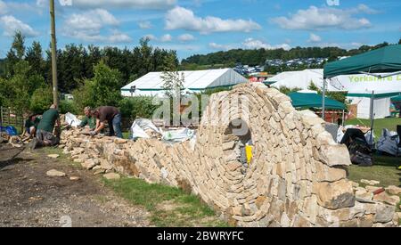 Wallers construisant un nouveau mur en pierre au champ d'exposition du Great Yorkshire Show à Harrogate Banque D'Images