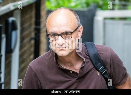 Westminster, Royaume-Uni. 03ème juin 2020. Dominic Cummings, conseiller politique de Boris Johnson, quitte sa maison pour se rendre à Downing Street. Il a été sous surveillance depuis qu'il a parcouru 260 miles jusqu'à Durham, puis a fait un trajet de 30 minutes jusqu'au château de Barnard pour tester sa vue. Credit: Tommy London/Alay Live News Banque D'Images