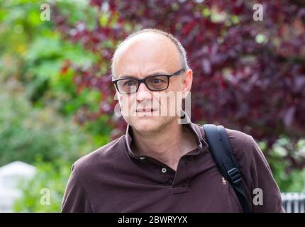 Westminster, Royaume-Uni. 03ème juin 2020. Dominic Cummings, conseiller politique de Boris Johnson, quitte sa maison pour se rendre à Downing Street. Il a été sous surveillance depuis qu'il a parcouru 260 miles jusqu'à Durham, puis a fait un trajet de 30 minutes jusqu'au château de Barnard pour tester sa vue. Credit: Tommy London/Alay Live News Banque D'Images